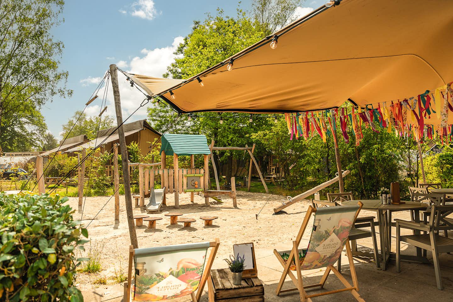 Vakantiepark Mölke - Kinderspielplatz vor der Terrasse des Restaurants