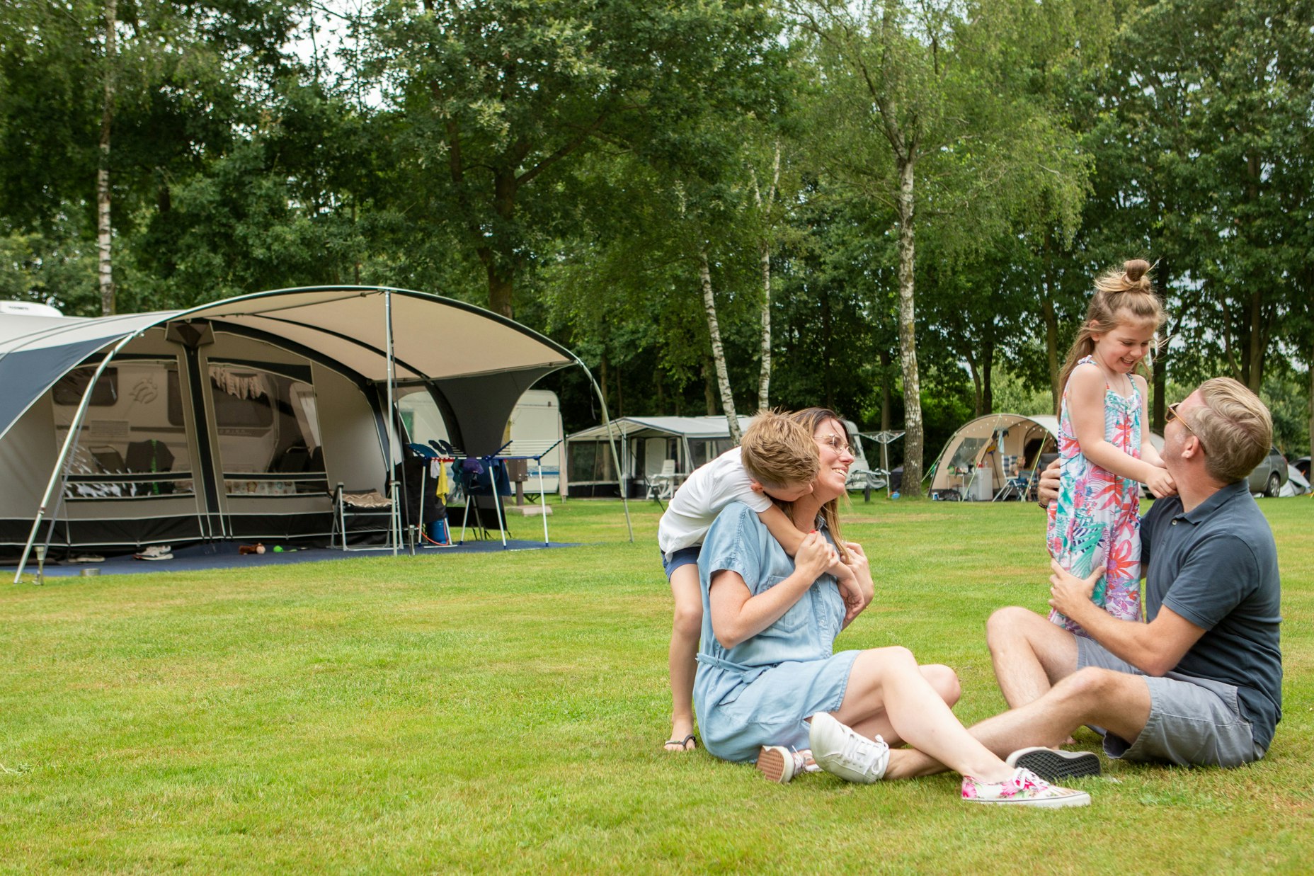 Vakantiepark Molenvelden - Camper vor  Zelt auf Standplatz auf dem Campingplatz