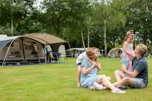 Vakantiepark Molenvelden - Camper vor Zelt auf Standplatz auf dem Campingplatz