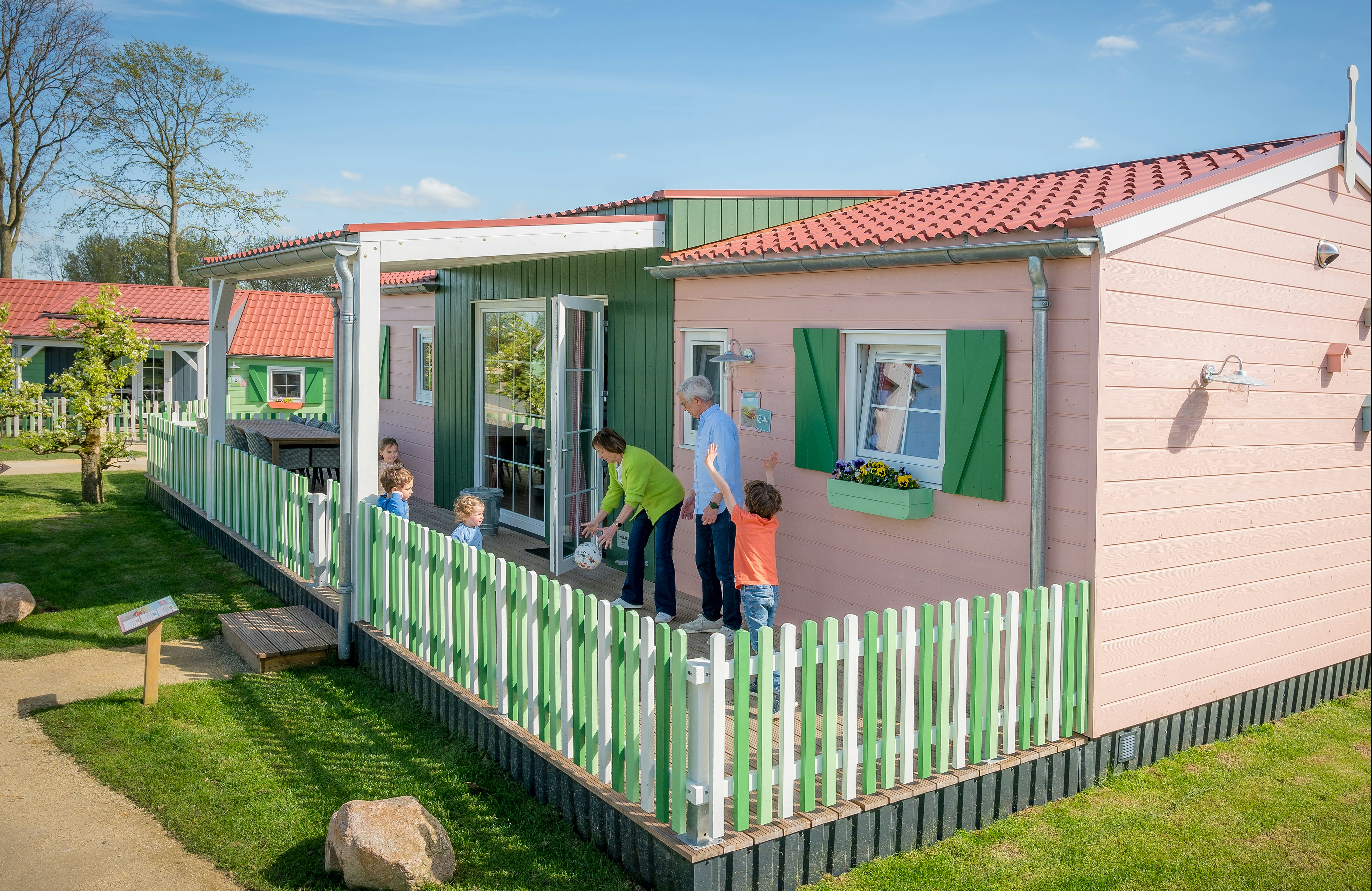 Familie Resort Molenwaard  Vakantiepark Molenwaard  - Mobilheim mit Terrasse auf dem Campingplatz