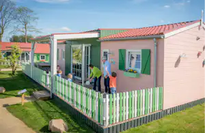 Familie Resort Molenwaard Vakantiepark Molenwaard - Mobilheim mit Terrasse auf dem Campingplatz