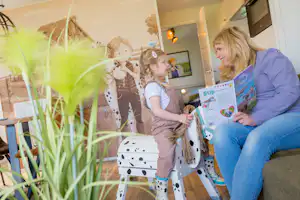 Familie Resort Molenwaard Vakantiepark Molenwaard - Mutter mit Kind auf dem Campingplatz