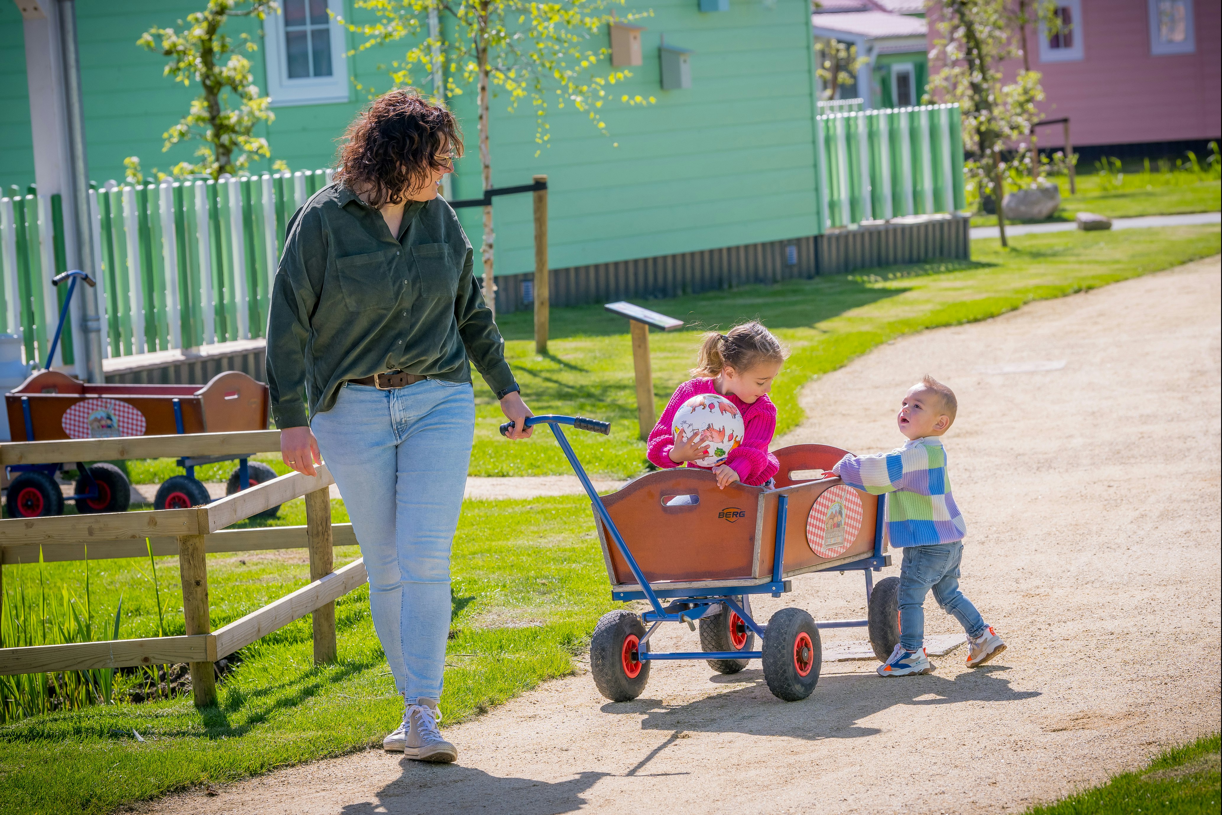 Familie Resort Molenwaard  Vakantiepark Molenwaard - Mutter mit Kindern auf dem Campingplatz