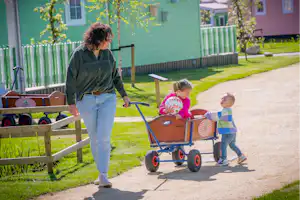 Familie Resort Molenwaard Vakantiepark Molenwaard - Mutter mit Kindern auf dem Campingplatz