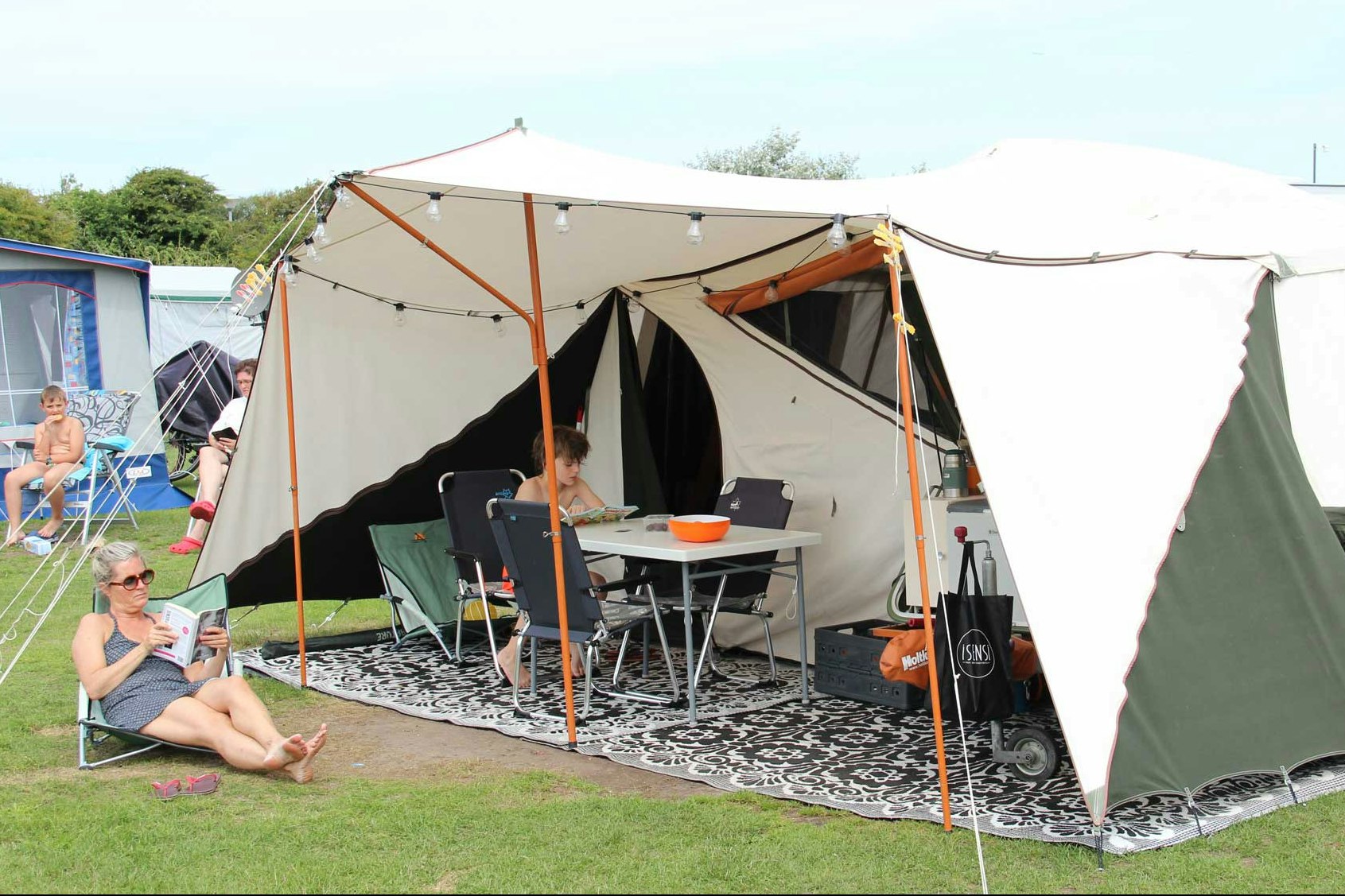 Vakantiepark Noordduinen - Camper am Zelt auf dem Stellplatz vom Campingplatz auf grüner Wiese