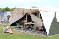 Vakantiepark Noordduinen - Camper am Zelt auf dem Stellplatz vom Campingplatz auf grüner Wiese