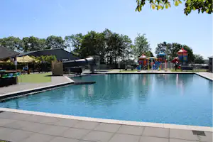 Vakantiepark Rhederlaagse Meren Resort Rhederlaagse Meren - Blick auf das Freibad mit Rutsche
