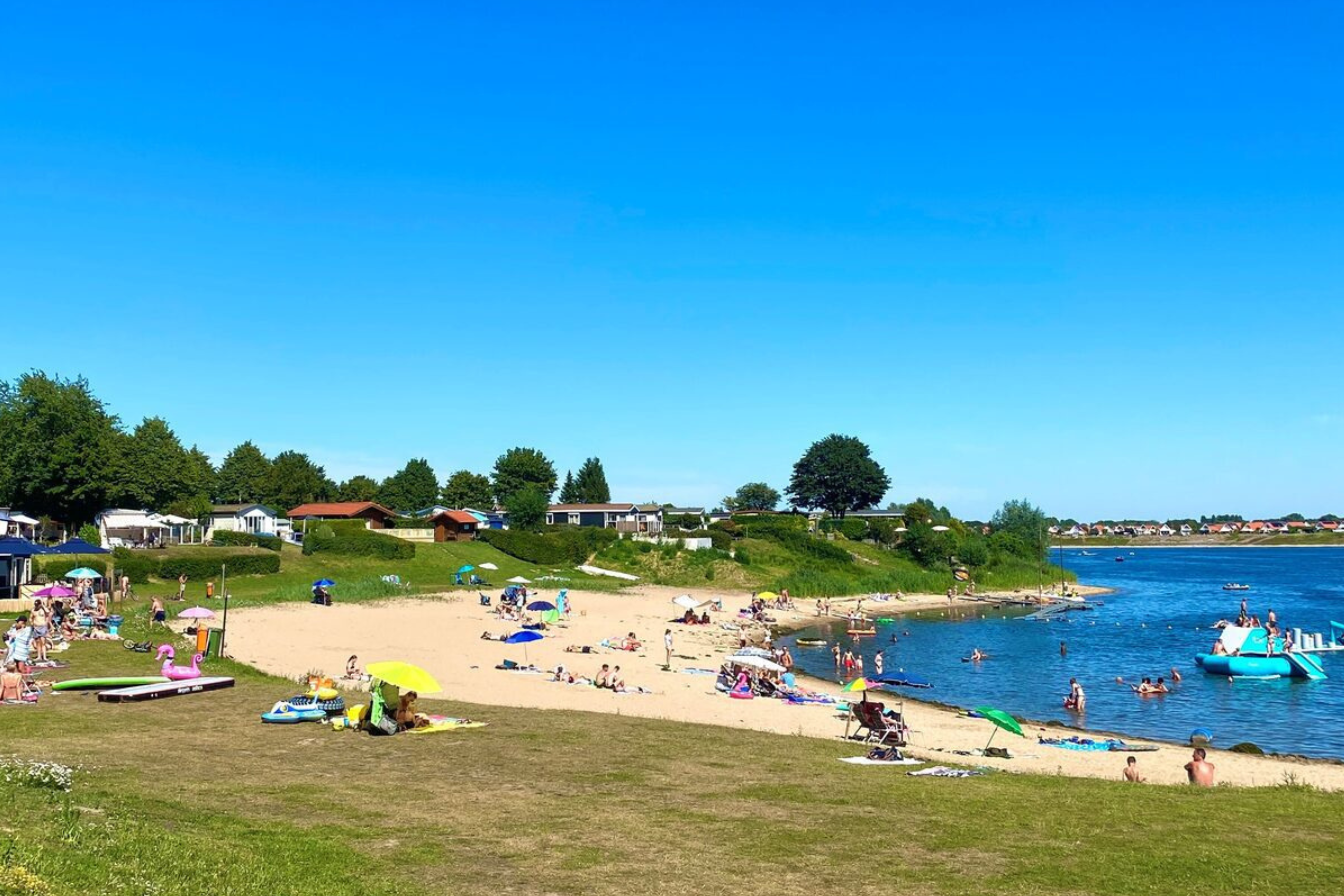 Vakantiepark Rhederlaagse Meren  Resort Rhederlaagse Meren - Blick auf den Badestrand am Campingplatz