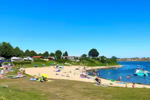 Vakantiepark Rhederlaagse Meren Resort Rhederlaagse Meren - Blick auf den Badestrand am Campingplatz