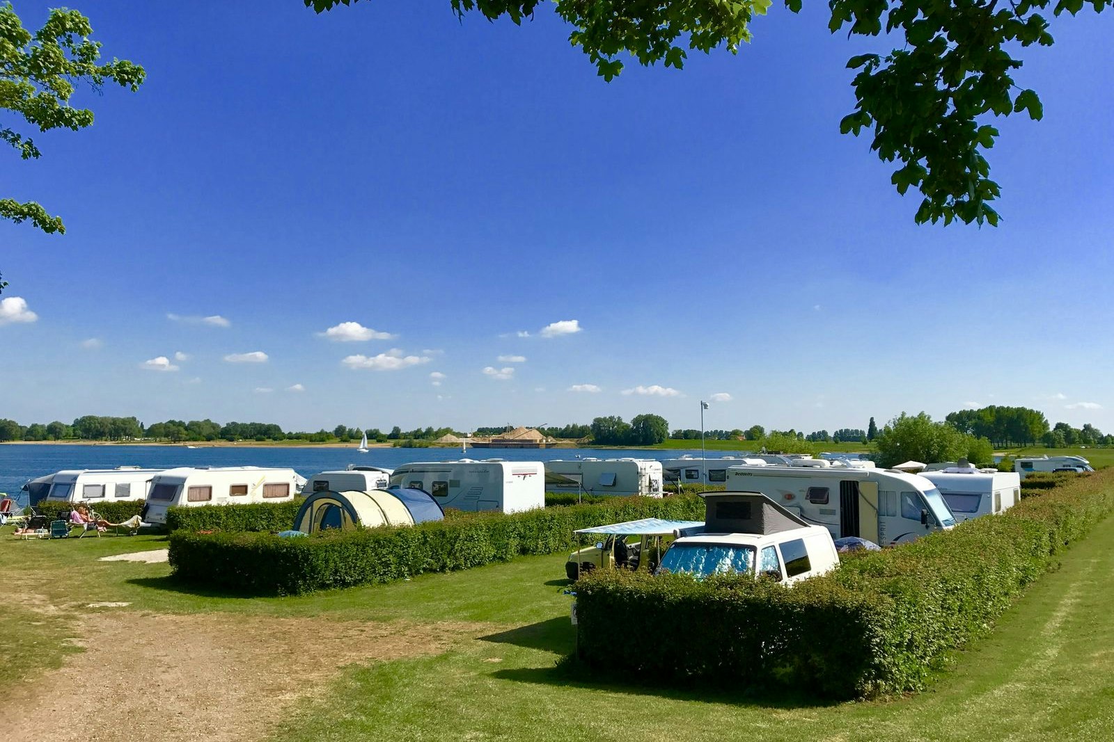 Vakantiepark Rhederlaagse Meren  Resort Rhederlaagse Meren - Standplätze auf dem Campingplatz