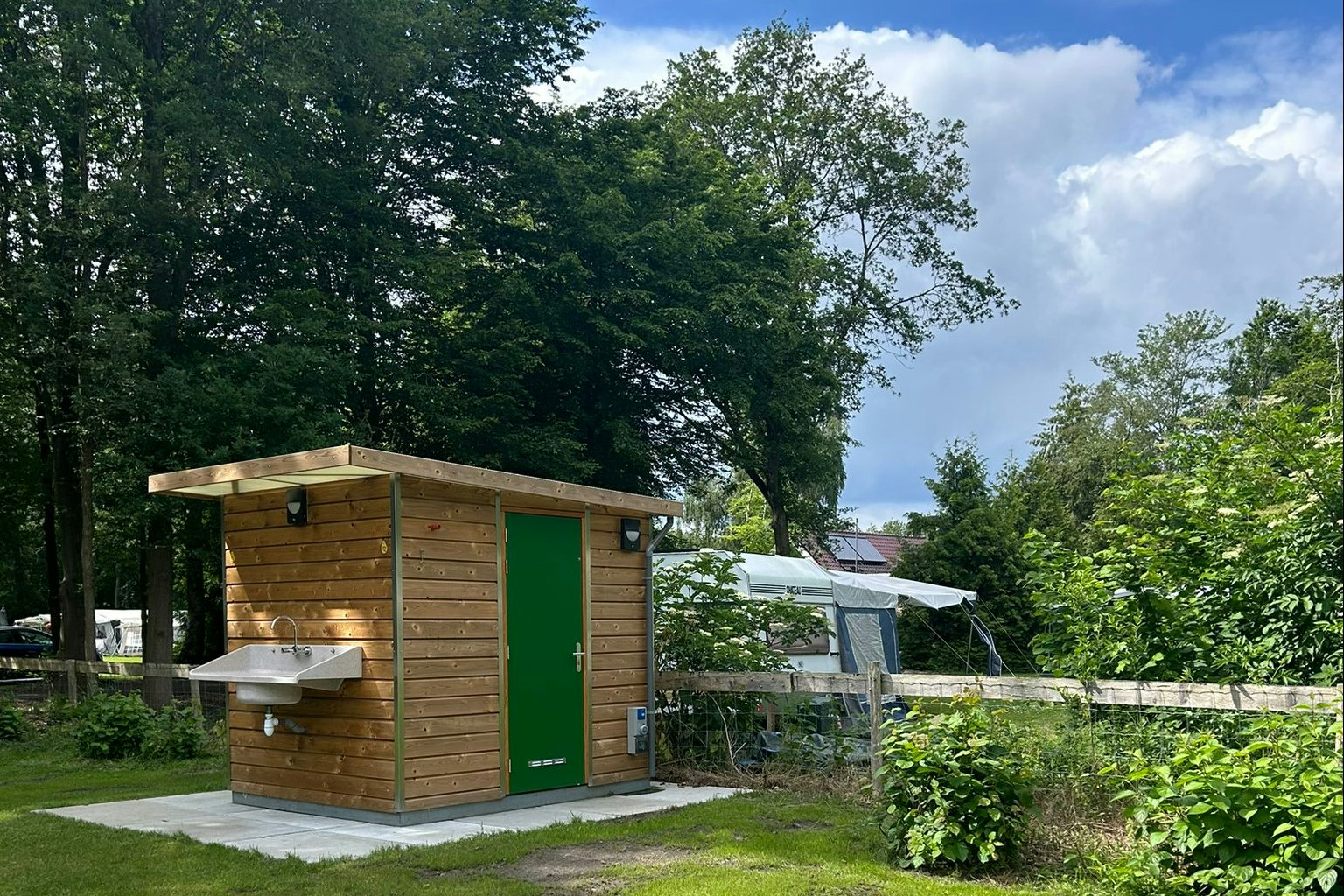 Vakantiepark 't Urkerbos - Standplatz mit privatem Sanitärbereich auf dem Campingplatz