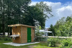 Vakantiepark 't Urkerbos - Standplatz mit privatem Sanitärbereich auf dem Campingplatz