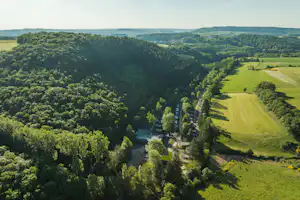 Resort Walsdorf Vakantiepark Walsdorf - Campingplatz umgeben von Wald aus der Vogelperspektive