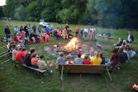 Vakantiepark Walsdorf - Camper beim Lagerfeuer auf dem Campingplatz