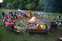 Vakantiepark Walsdorf - Camper beim Lagerfeuer auf dem Campingplatz