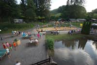 Vakantiepark Walsdorf - Kinderspielplatz und Tischtennisplatten auf dem Campingplatz