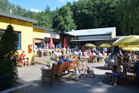 Vakantiepark Walsdorf - Terrasse des Imbissbereichs mit essenden Campern