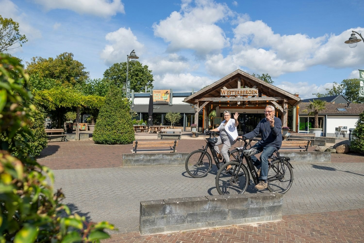 Vakantiepark Westerbergen - Camper fahren Fahrrad auf dem Campingplatz