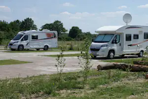 Vakantiepark Witven - gepflasterte Wohnmobilstandplätze mit kleinem Rasenvorplatz