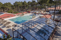 Vale Paraíso Natur Park - Überblick auf Poolbereich mit Wasserspielplatz für Kinder auf dem Campingpaltz