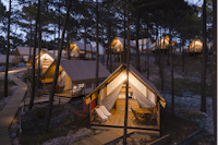 Vale Paraíso Natur Park - Safari-Zelte zwischen den Bäumen im Sonnenuntergang auf dem Campingplatz