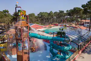 Vale Paraíso Natur Park - Wasserrutsche auf dem Wasserspielplatz für Kinder auf dem Campingplatz