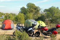 Valencia Camper Park  -  Zelte und Motorräder auf dem Campingplatz