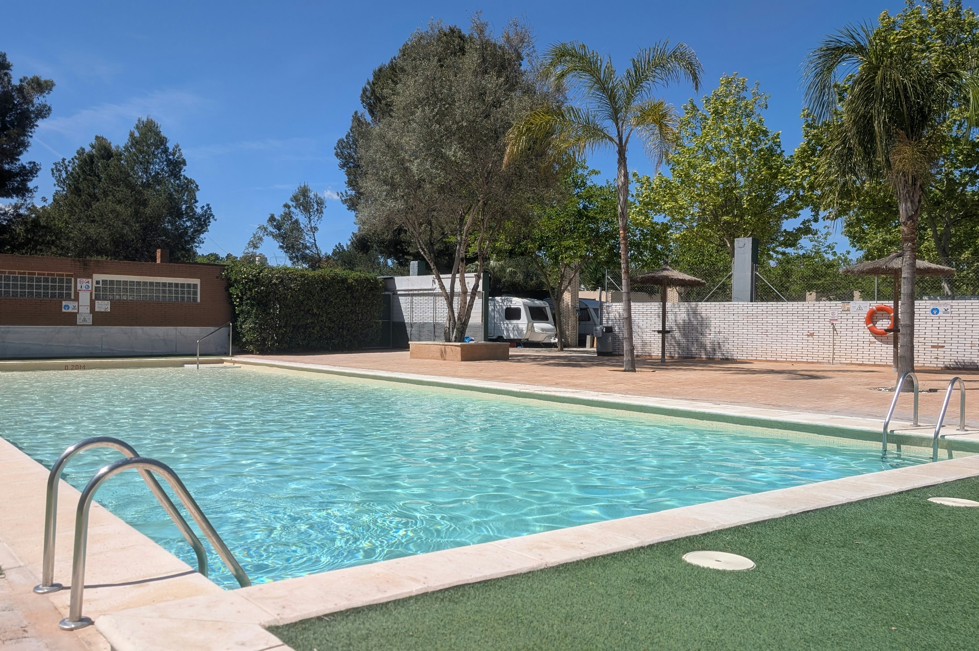 Valencia Camper Park - Freibad auf dem Campingplatz