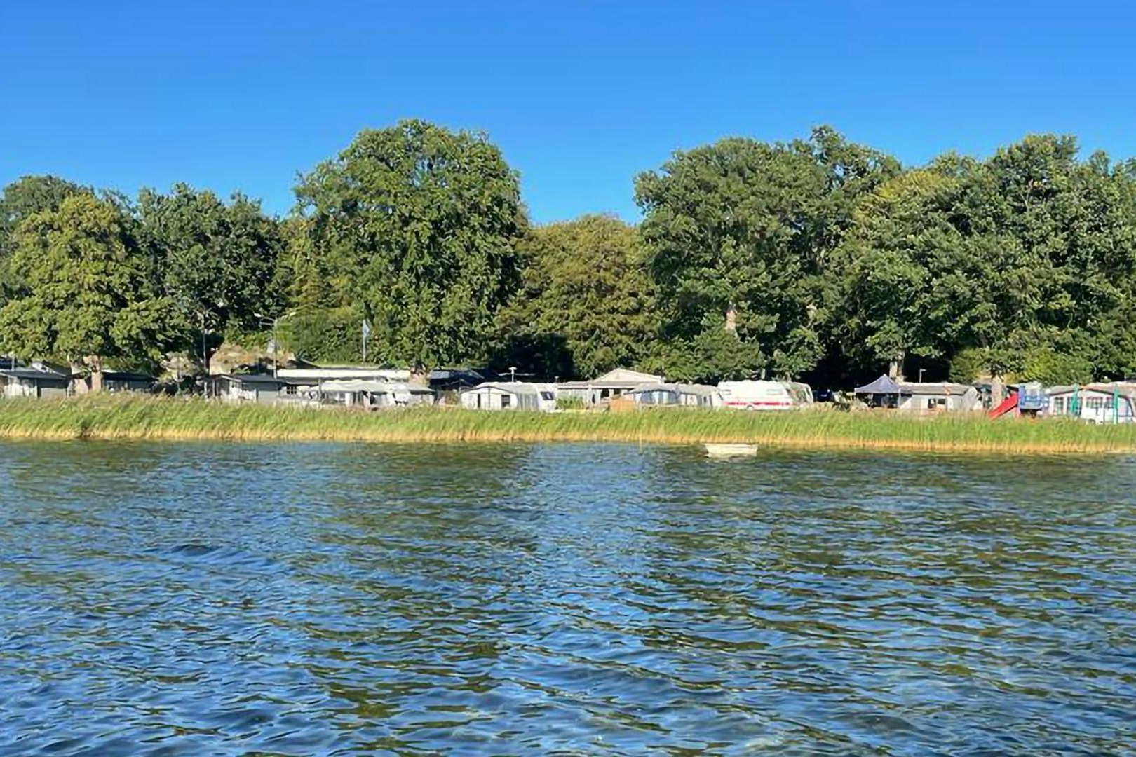Valjevikens Camping - Blick auf die Standplätze vom See aus