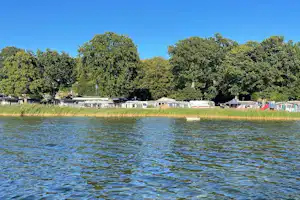 Valjevikens Camping - Blick auf die Standplätze vom See aus
