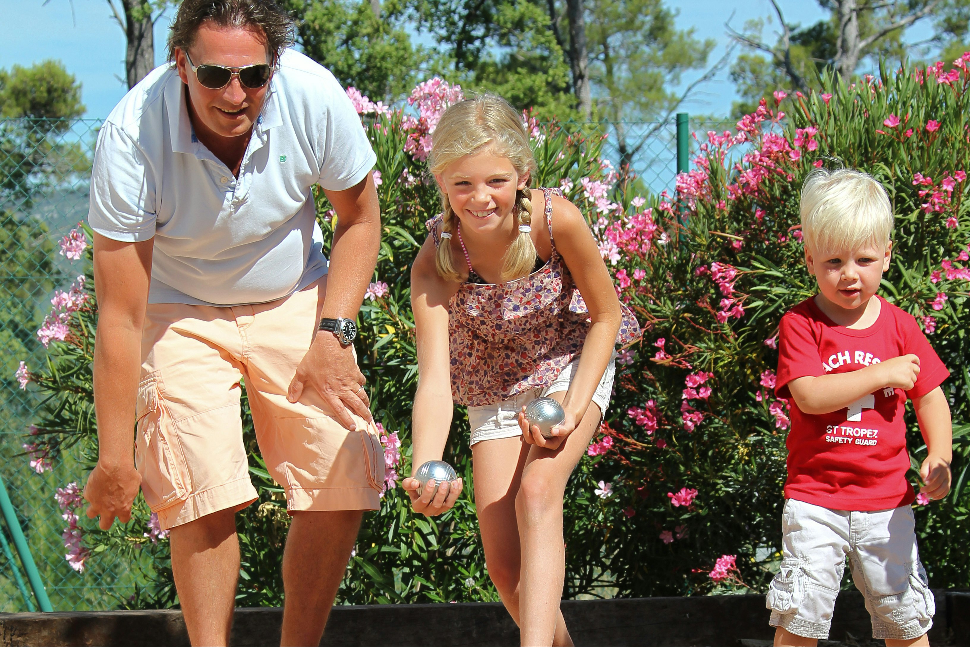 Vallée de la Ste. Baume - Familie beim Pétanque spielen auf dem Campingplatz