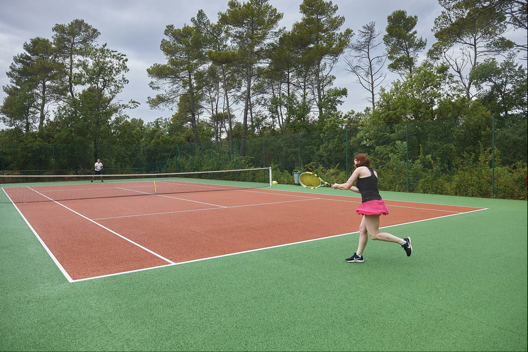 Vallée de la Ste. Baume - Tennisplatz auf dem Campingplatz