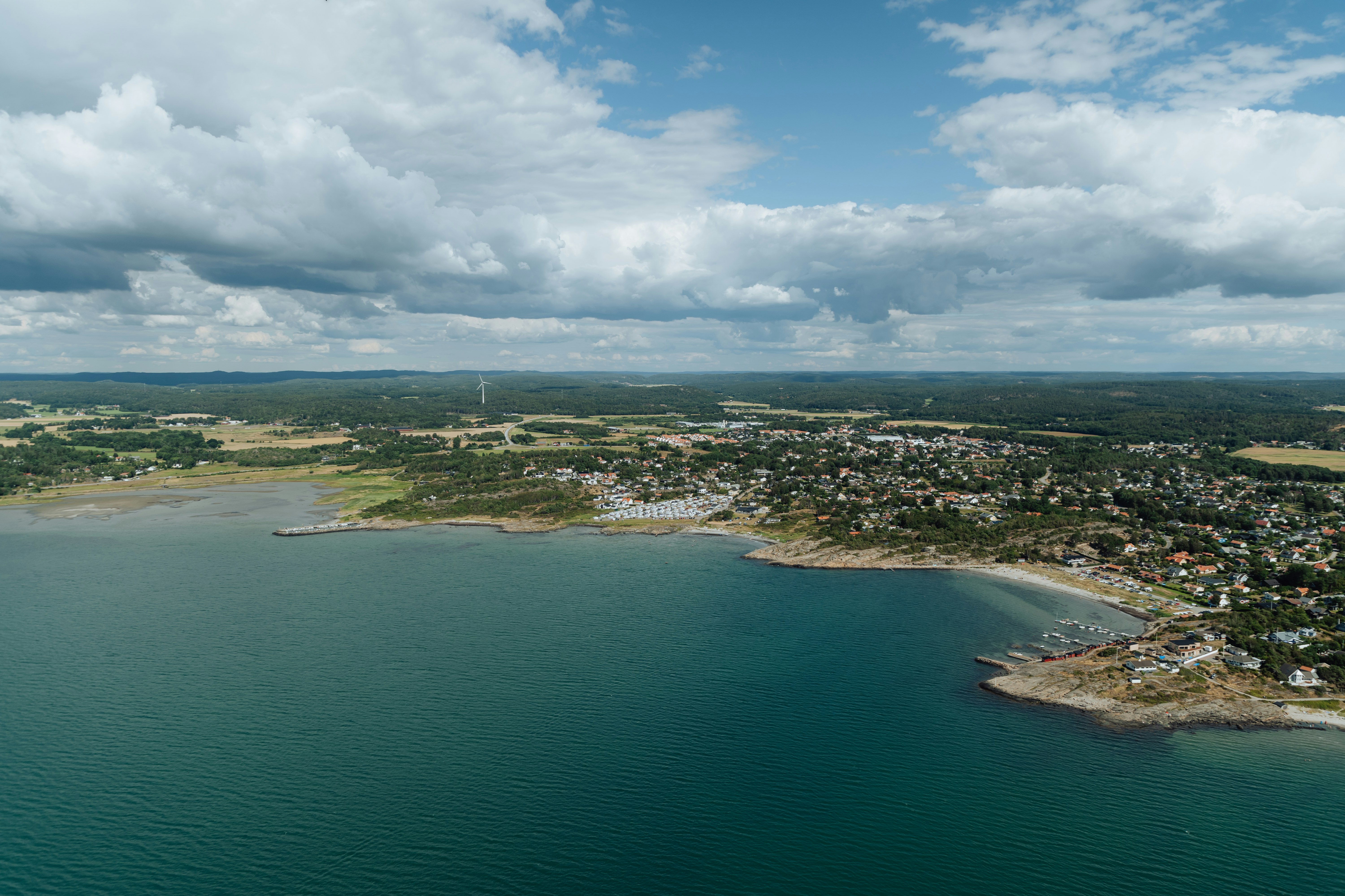 Vallersvik Camping & Hostel  - Luftaufnahme des Campingplatzes am Meer