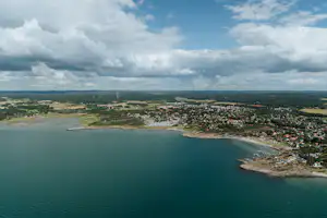 Vallersvik Camping & Hostel - Luftaufnahme des Campingplatzes am Meer