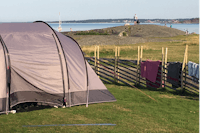 Vallersvik Camping & Hostel - Zeltplatz mit Blick auf das Meer