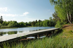 Våmåbadet Camping - See mit Steg am Campingplatz