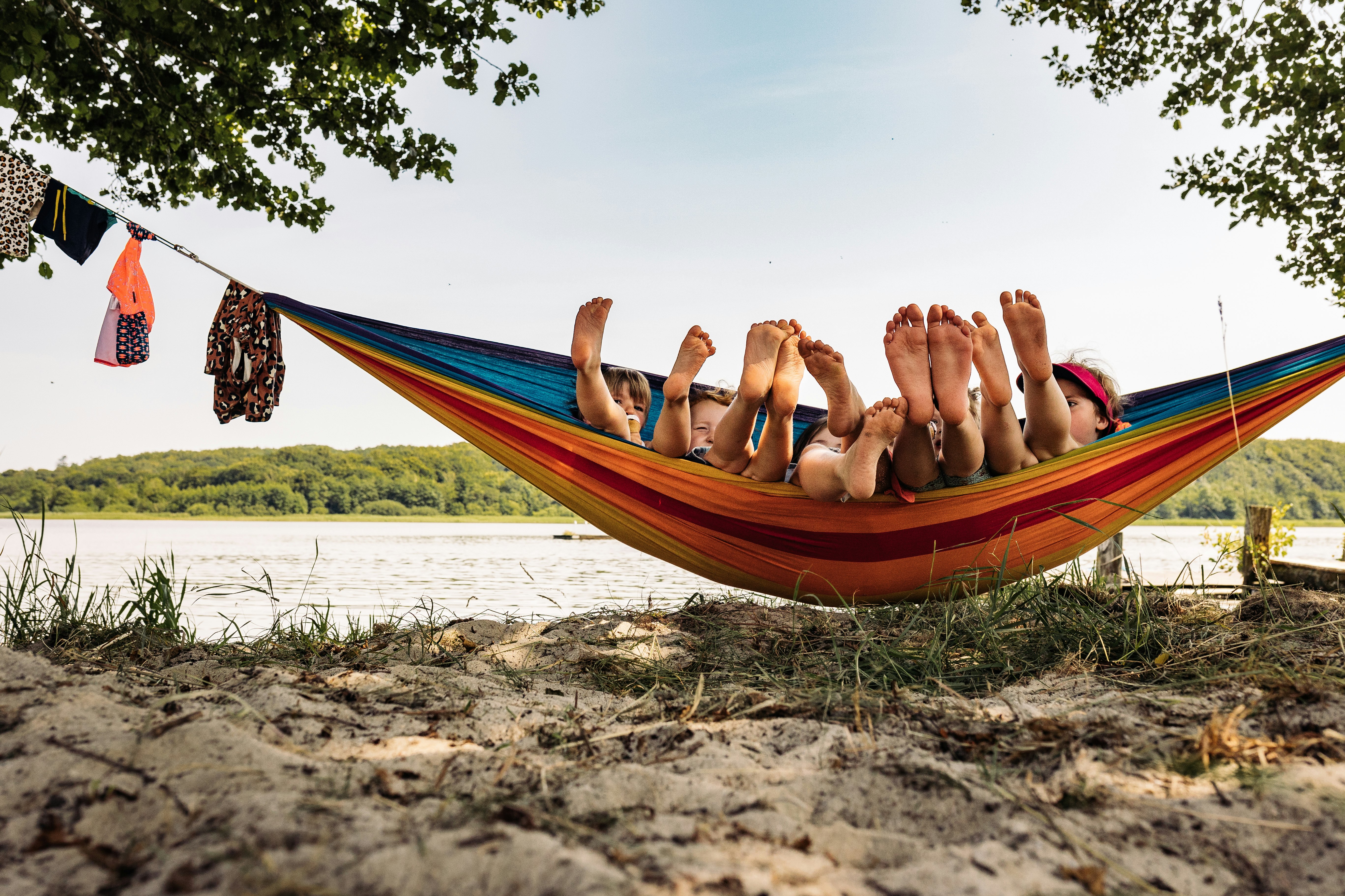Vammen Camping  - Kinder beim Entspannen in einer Hängematte am Strand