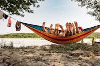 Vammen Camping  - Kinder beim Entspannen in einer Hängematte am Strand