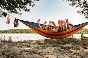 Vammen Camping - Kinder beim Entspannen in einer Hängematte am Strand