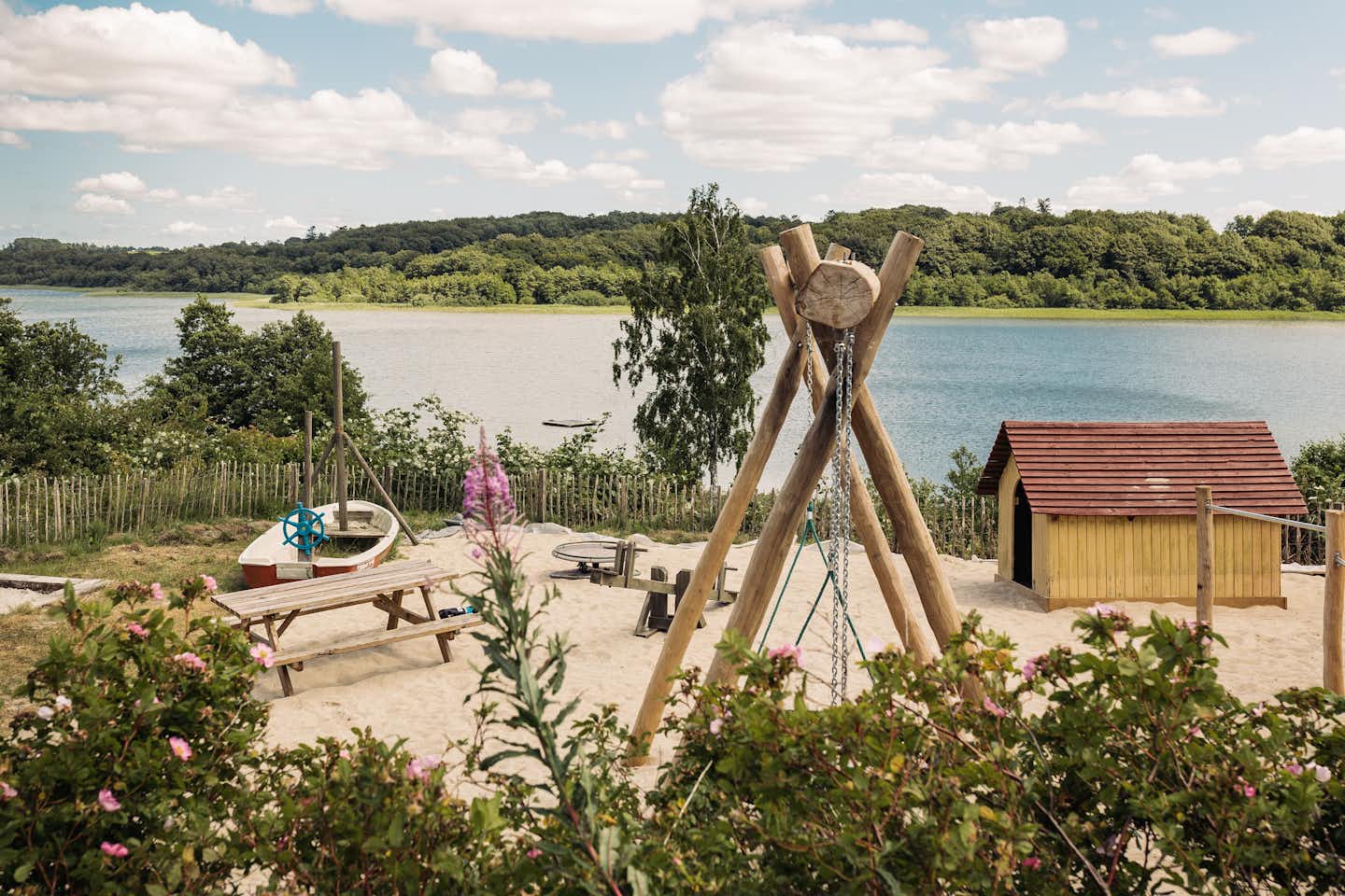 Vammen Camping - Spielplatz des Campingplatzes mit Blick auf den See