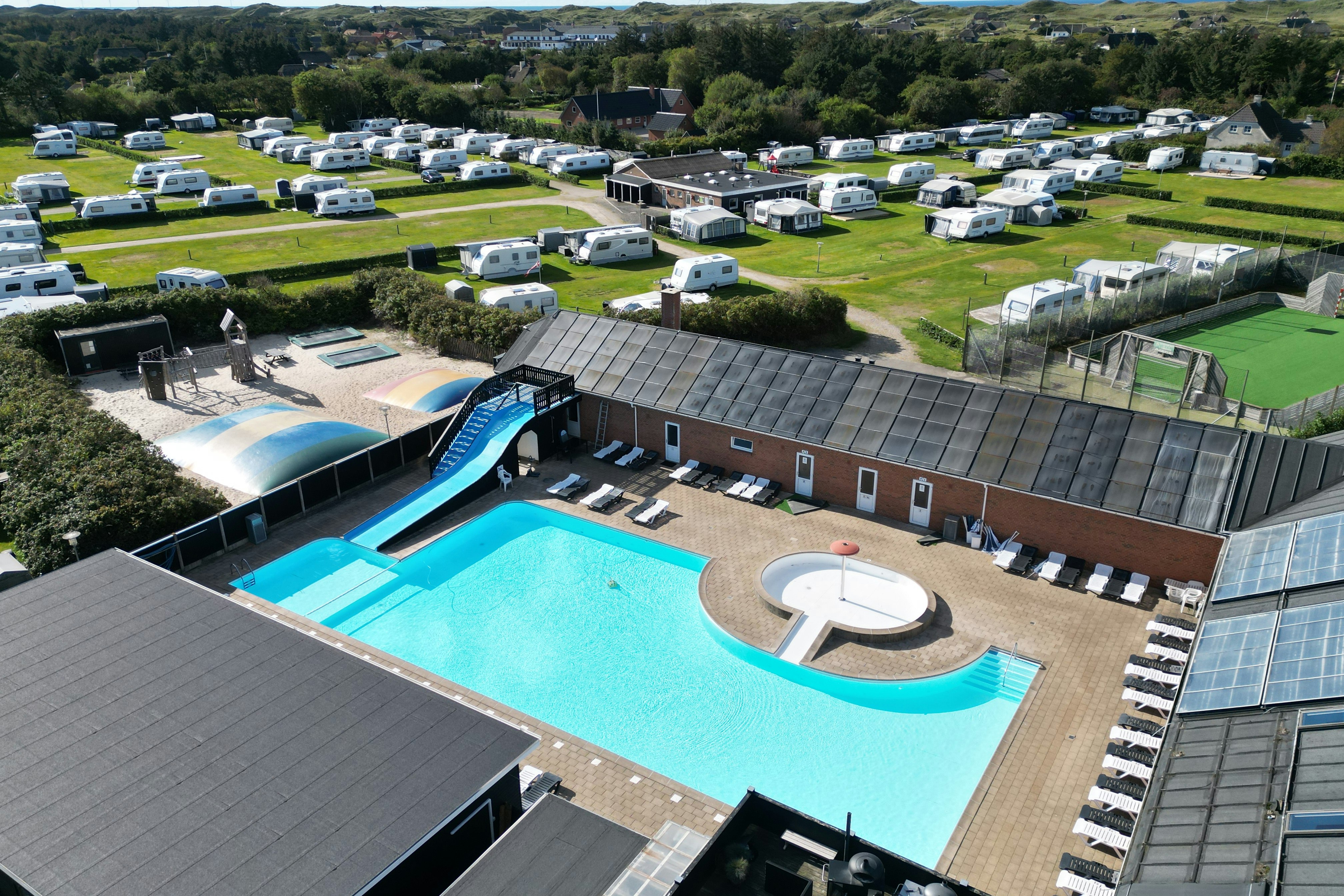 Vedersø Strand Camping - Luftaufnahme des Freibades auf dem Campingplatz