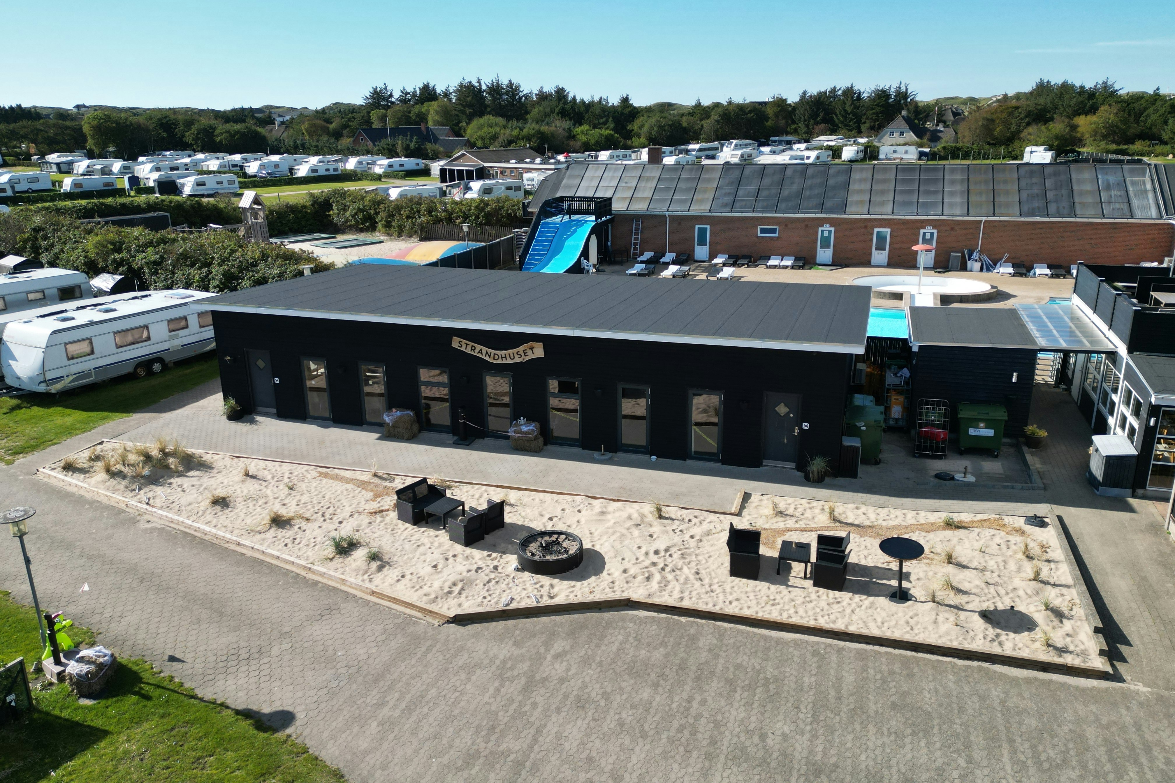 Vedersø Strand Camping - Pool mit Strandbar auf dem Campingplatz