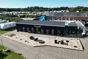 Vedersø Strand Camping - Pool mit Strandbar auf dem Campingplatz