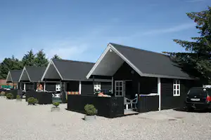 Vejers Familie Camping - Außenansicht Mobilheime mit Terrasse