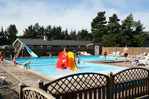 Vejers Familie Camping - Campingplatz mit Pool,Wasserrutsche, und Liegestühlen