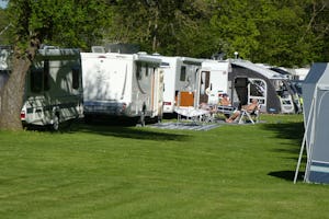 Vejle City Camping - Wohnwagenstellplatz und Wohnmobilstellplatz vom Campingplatz auf grüner Wiese