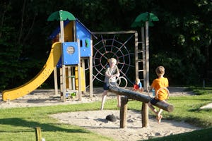 Vejle City Camping - Kinder auf dem Spielplatz vom Campingplatz mit Wippe und Rutsche