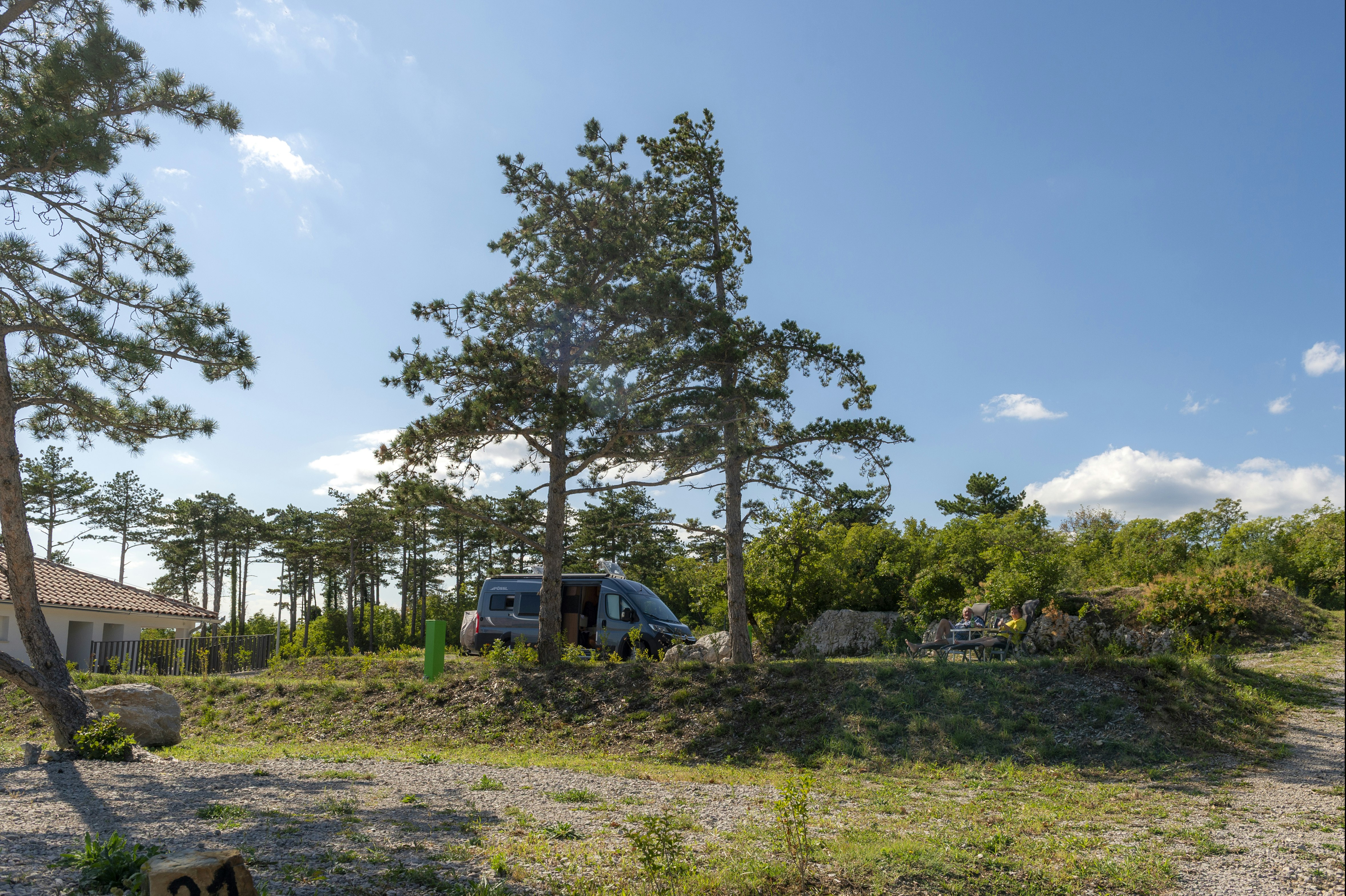 Vela Stina - Standplätze zwischen den Bäumen auf dem Campingplatz