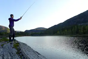 Velfjord Camping & Hytter - Camper beim Angeln am See vom Campingplatz