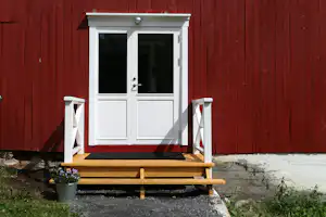 Velfjord Camping & Hytter - Eingang vom Sanitärgebäude auf dem Campingplatz